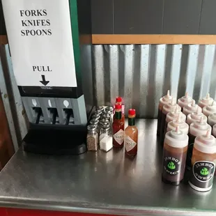 Condiment station