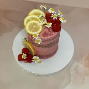 Lemon cake with raspberry creme