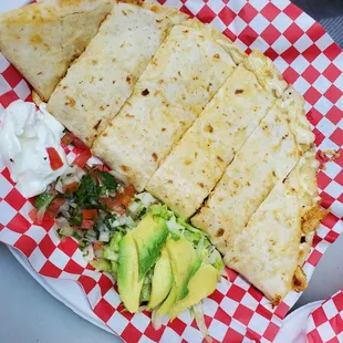 Pedí una quesadilla de pollo toda la comida muy rica