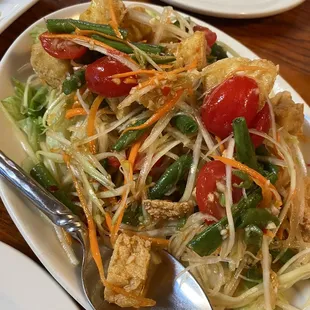 Papaya salad with tofu