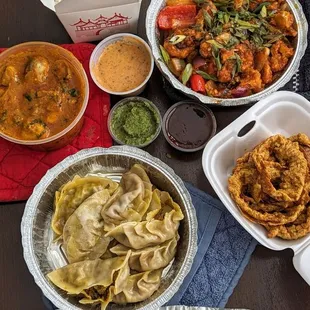 Mushroom Curry, Gobi Manchurian, Steamed Veggie Momo, Onion Bhaji, Garlic Naan | Instagram: @telephonesmoothie