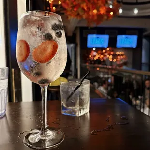 Pink Gin Spritz, Vodka Soda