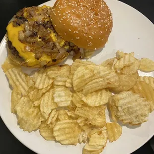 Smash burger with chips