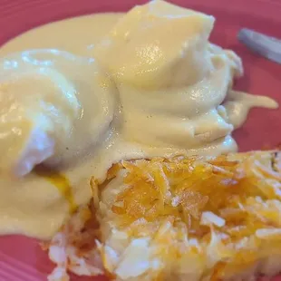 Classic eggs Benedict with hashbrowns