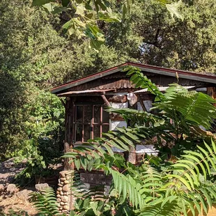 A little cottage by the restaurant. There is a quiant little  park here. Lovely!