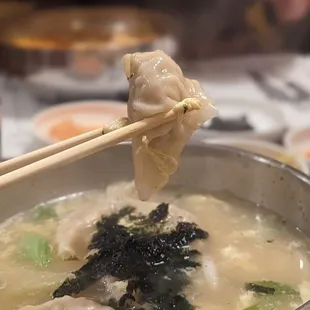 떡만두국 (Tteok Mandu Guk)