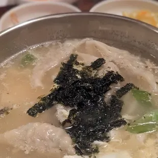 떡만두국 (Tteok Mandu Guk)