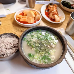 Sul Rung Tang with Radish and Kimchi Banchan