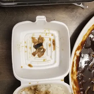 Foul smelling pieces of paper in jaengban jjajangmyun