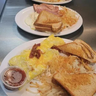 Old holiday Inn sign has Janice's cafe listed.  There's also a bar at the hotel,  which Janice said was open.