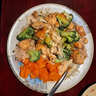 a plate of chicken, broccoli and carrots