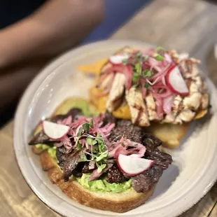 Carne asada y pollo Toast