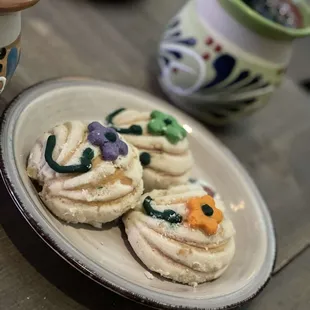 This one is hard, the conchas tasted stale a old bread but it's like, you just have to get them with the cafesito.