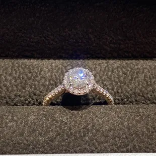 Gorgeous 1.25ct Round brilliant set in a Scott Kay Rose Gold Diamond Halo