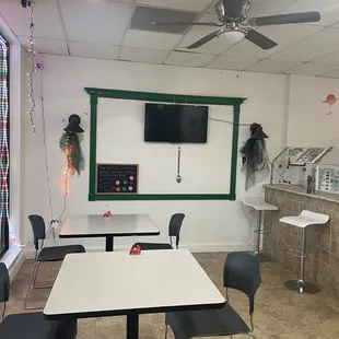 Front dinning area