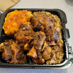 Large Oxtail w/ Rice &amp; Peas and Mac&amp;Cheese