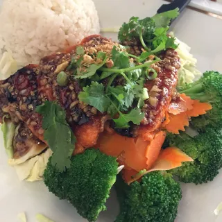 Grilled Salmon with Garlic Sauce