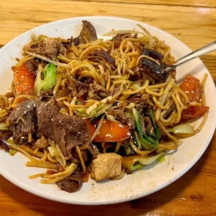 Lamb, Beef, Noodles, Cabbage, Bok Choy, Bean Sprouts, Tofu, Tomato, Bamboo Chutes... mixed med spicy.