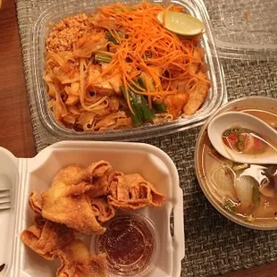 Pad thai, crab Rangoon, tom yum soup. All super tasty!