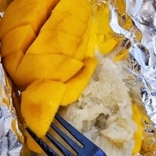 Sticky rice mango with old stained mango and no coconut milk
