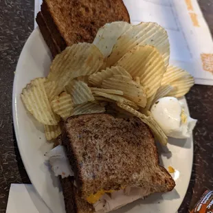 Turkey sandwich with chips