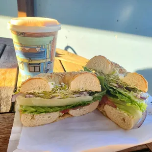 Pesto Veggie Bagel