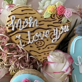 a bouquet of decorated cookies and cookies with the words mom i love you