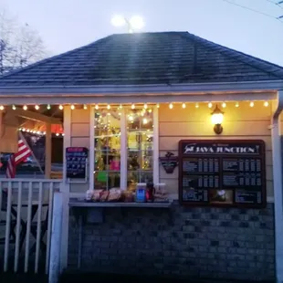 the outside of a small store