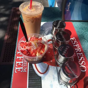 Iced Vanilla Coffee with Açaí Bowl!