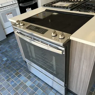 Electric Glass-Top Range in Stainless Steel