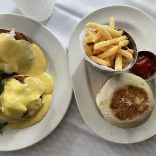 fried green tomato eggs benedict, breakfast sandwich
