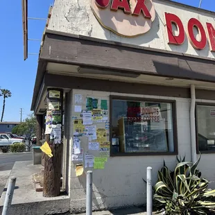 the outside of the restaurant