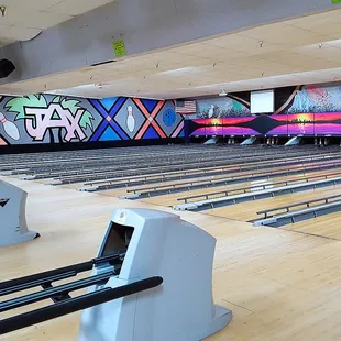 Based on older photos, it looks like the interior was painted kinda recently. Interior looks a lot better than exterior.