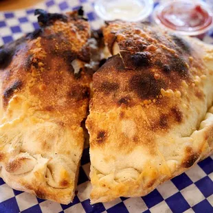 Calzone (sausage / motz / ricotta))