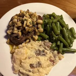Filet mignon, mashed potatoes and green beans
