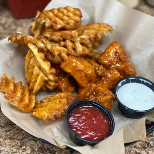 Boneless wings and fries
