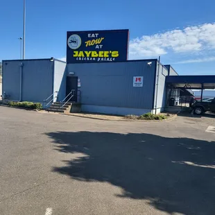 the front of jaybee's chicken palace