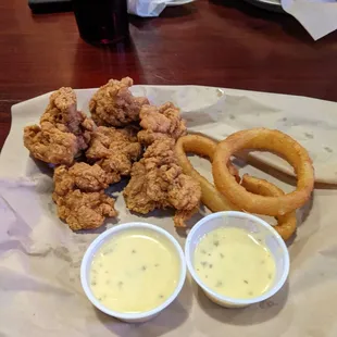 Chicken Dunkin and excellent onion rings. Delicious . Great fry on the chicken