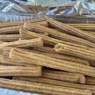deliciosos churros, crujientes,rellenos de cajeta, espolvoreados de azúcar y canela. ¡Cocinados al instante!Recomendados