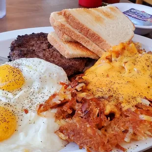 a plate of breakfast food