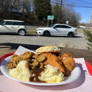 Fried chicken plate with Mashed Potatoes and Fried Jalapeños