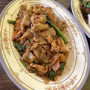 Fat noodle stir fry dish