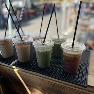 Il nostro cliente abituale preferito con il suo ordine di sette drink!