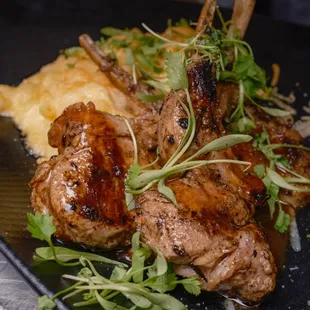 a plate of meat and mashed potatoes