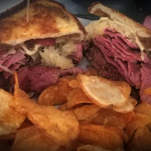 Reuben w/ home fried chips