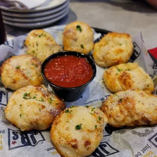 GARLIC KNOTS