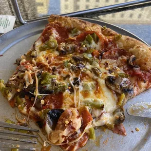 We ordered  a pepperoni extra cheese mushrooms and green chili. The pizza was so good! The crust was impeccable.  What a delicious pizza!