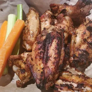 Grilled wings with celery and carrots