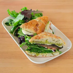 Portobello with pesto Sandwich
(grilled portobello mushroom + lettuce + tomato + red onion + mozzarella + pesto/ciabatta served with salad