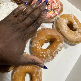 Hand to donut ratio